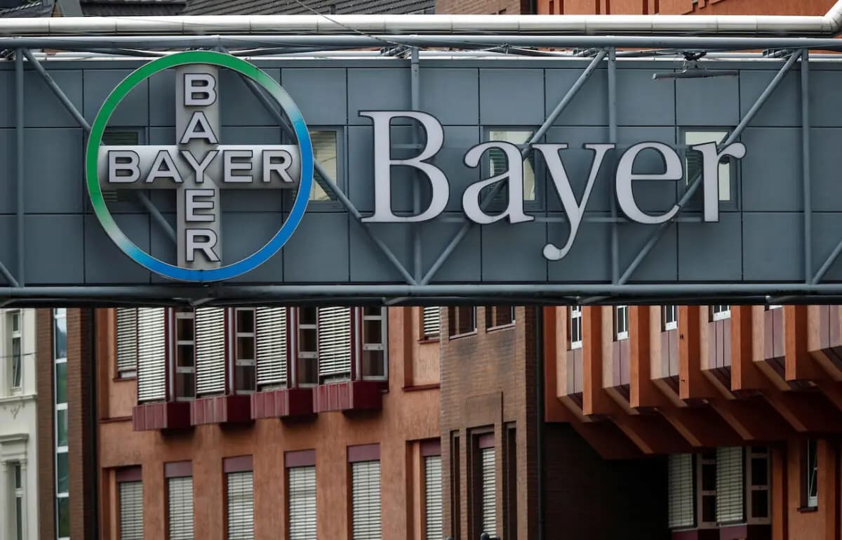 Un puente decorado con el logotipo de Bayer AG, un fabricante alemán de productos farmacéuticos y químicos, en Wuppertal, Alemania, el 9 de agosto de 2019. (Wolfgang Rattay/Reuters)