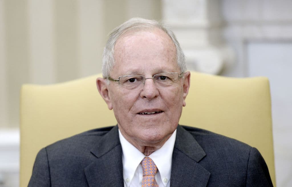 <em>El presidente peruano, Pedro Pablo Kuczynski, observa durante una reunión con el presidente estadounidense, Donald Trump, en la Oficina Oval de la Casa Blanca el 24 de febrero de 2017 en Washington, D.C. (Foto de Olivier Douliery - Pool/Getty Images)</em>