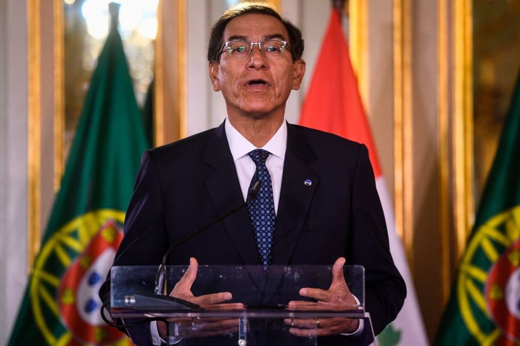 <em>El presidente peruano, Martín Vizcarra, ofrece una conferencia de prensa en el Palacio de Foz en Lisboa el 26 de febrero de 2019. (PATRICIA DE MELO MOREIRA/AFP vía Getty Images)</em>