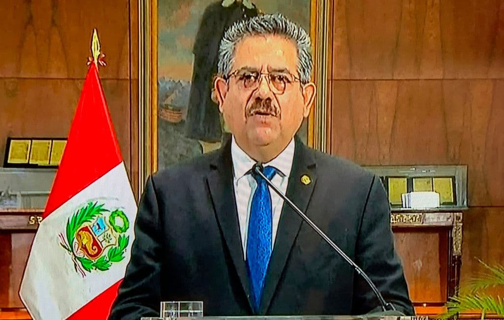 <em>Imagen tomada durante el anuncio de la renuncia del presidente interino peruano, Manuel Merino, en un mensaje televisado desde el Palacio de Gobierno, el 15 de noviembre de 2020. El presidente de Perú, Manuel Merino, renunció el domingo, apenas cinco días después de asumir el cargo, lo que desató una ferviente celebración callejera en Lima, la capital del país, tras las protestas contra su gobierno. (Foto de LUKA GONZALES/AFP vía Getty Images)</em>