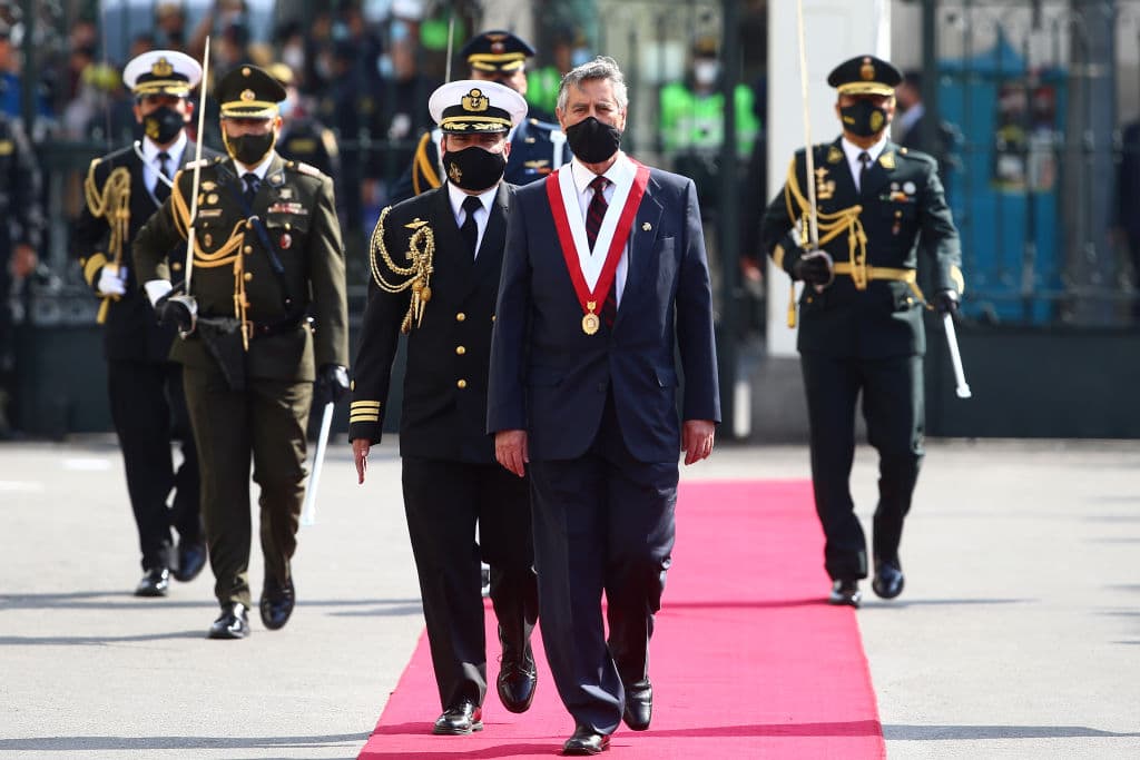 <em>El recién nombrado presidente interino Francisco Sagasti es escoltado por una guardia militar a su llegada al Congreso para una ceremonia de juramento el 17 de noviembre de 2020 en Lima, Perú. Los legisladores eligieron a Sagasti como presidente interino hasta las próximas elecciones presidenciales programadas para el 28 de julio de 2021. Es el tercer presidente en una semana después de que el Congreso destituyera a Martín Vizcarra y las protestas forzaran la renuncia del interino Manuel Merino el domingo. (Foto de Hugo Curotto/Getty Images)</em>