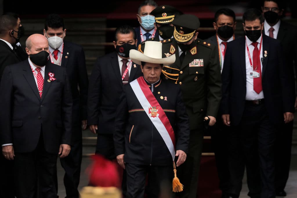 <em>El presidente de Perú, Pedro Castillo, sale del Congreso con la banda presidencial tras la investidura presidencial el 28 de julio de 2021 en Lima, Perú. Castillo, de Perú Libre, derrotó a Keiko Fujimori, de Fuerza Popular, por una ligera diferencia en la segunda vuelta del 6 de junio. Los peruanos también celebraban el bicentenario de su independencia. (Foto de Getty Images/Getty Images)</em>