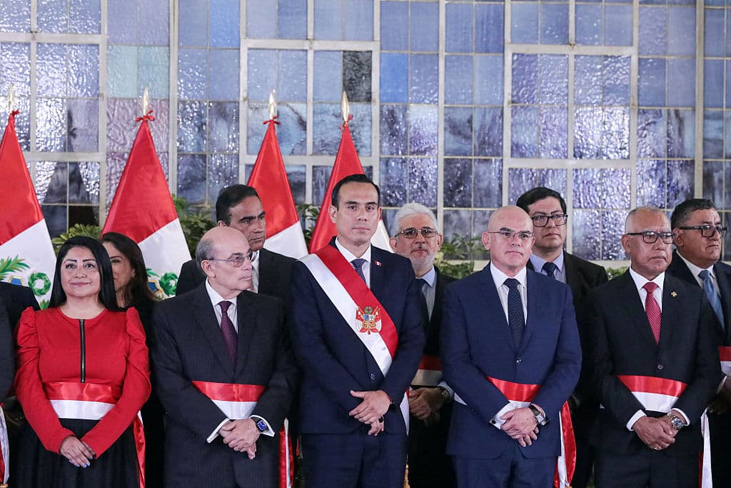 <em>El presidente interino de Perú, José Jerí (centro), posa para una foto familiar con sus nuevos ministros durante la ceremonia de investidura de su gabinete en el Palacio Presidencial de Lima el 13 de octubre de 2025. El nuevo presidente interino de Perú, José Jerí, nombró el martes ministro del Interior a un general retirado que luchó contra Sendero Luminoso, uno de los cargos clave del gobierno de transición. (Foto de CONNIE FRANCE/AFP vía Getty Images)</em>