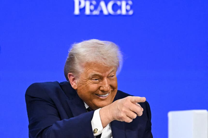 El presidente estadounidense Donald Trump mientras habla en la reunión de la "Junta de Paz" durante la reunión anual del Foro Económico Mundial (FEM) en Davos el 22 de enero de 2026. (Foto de Fabrice COFFRINI / AFP a través de Getty Images).
