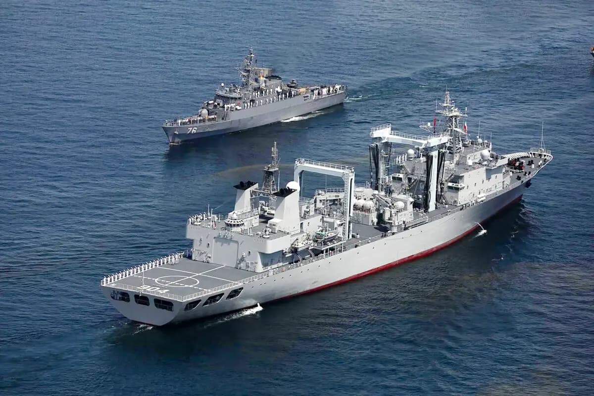 Buques de la Armada participan en un ejercicio militar conjunto entre Irán, Rusia y China en el golfo de Omán el 12 de marzo de 2025. (Oficina del Ejército Iraní/AFP a través de Getty Images)