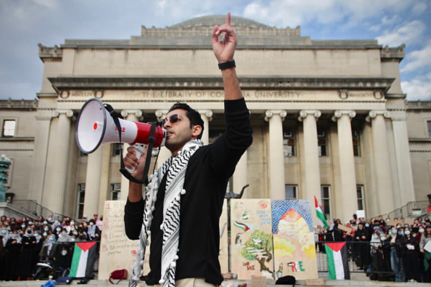 Juez bloquea intento de administración de Trump de deportar a Mohsen Mahdawi
