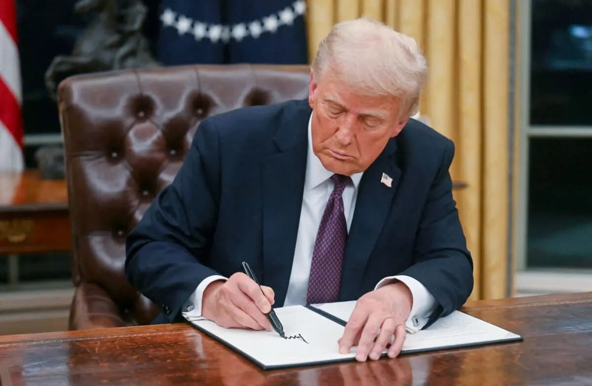 El presidente Donald Trump firma una orden ejecutiva para retirar a Estados Unidos de la Organización Mundial de la Salud (OMS), en el Despacho Oval de la Casa Blanca, el 20 de enero de 2025. (Jim Watson/AFP a través de Getty Images)