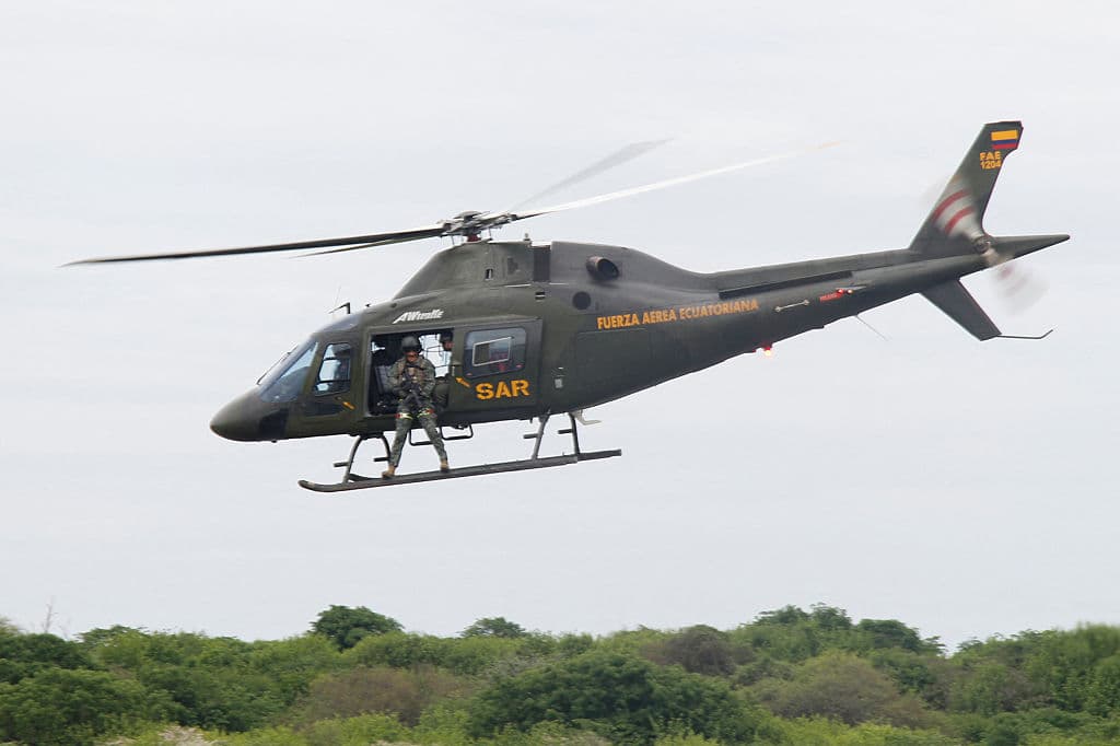 Un helicóptero de la Fuerza Aérea Ecuatoriana sobrevuela la ciudad de Manta, en Ecuador, el 16 de febrero de 2026. (Gerardo MENOSCAL / AFP vía Getty Images)