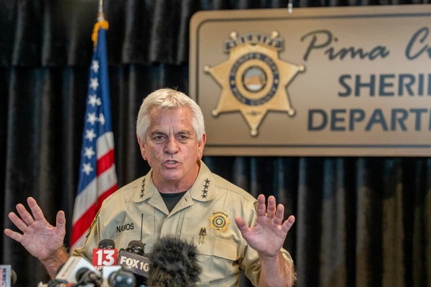 El sheriff del condado de Pima, Chris Nanos, habla con los medios de comunicación en Tucson, Arizona, el 3 de febrero de 2026. Respondió a preguntas sobre la búsqueda de Nancy Guthrie, la madre desaparecida de la presentadora de la NBC Savannah Guthrie. (Jan Sonnenmair/Getty Images)
