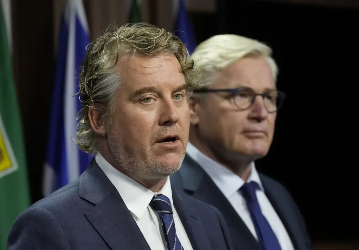 El director ejecutivo del Instituto de Montreal para la Seguridad Global, Kyle Matthews (izquierda), habla durante una rueda de prensa en Ottawa, el 4 de septiembre de 2025. (The Canadian Press/Adrian Wyld).