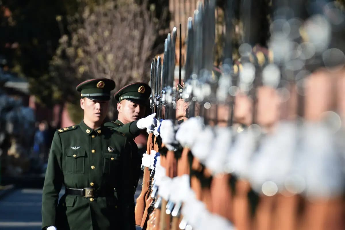 Miembros de la guardia de honor del Ejército Popular de Liberación de China entrenan en Beijing el 1 de enero de 2018. (AFP vía Getty Images).
