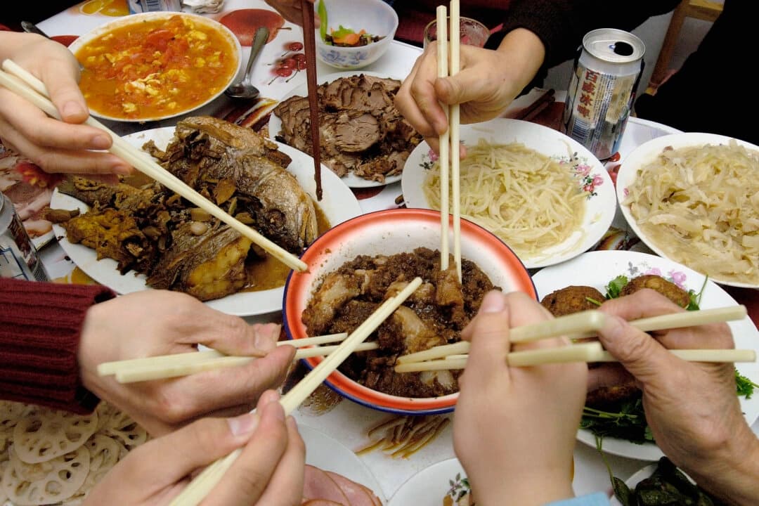 Nueva tendencia en China: Los jóvenes pasan la Nochevieja con desconocidos
