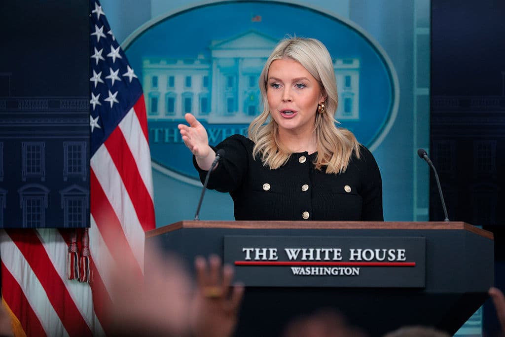 La secretaria de prensa de la Casa Blanca, Karoline Leavitt, habla durante una rueda de prensa en la Sala de Prensa James S. Brady de la Casa Blanca el 18 de febrero de 2026 en Washington, D.C. Leavitt habló con la prensa sobre diversos temas en medio de un cierre parcial del gobierno que ha suspendido la financiación del Departamento de Seguridad Nacional. (Foto de Chip Somodevilla/Getty Images)