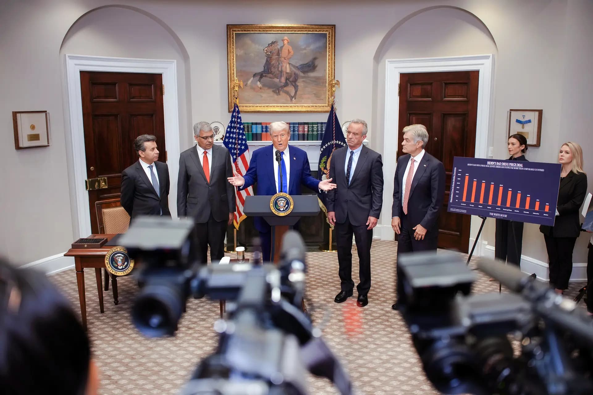 El presidente Donald Trump (C) habla mientras el director de los Institutos Nacionales de Salud, el Dr. Jay Bhattacharya (2.º por la izquierda), observa durante una rueda de prensa en la Casa Blanca el 12 de mayo de 2025. Los NIH reorientaron sus prioridades de financiación después de que Trump comenzara su segundo mandato. (Andrew Harnik/Getty Images)