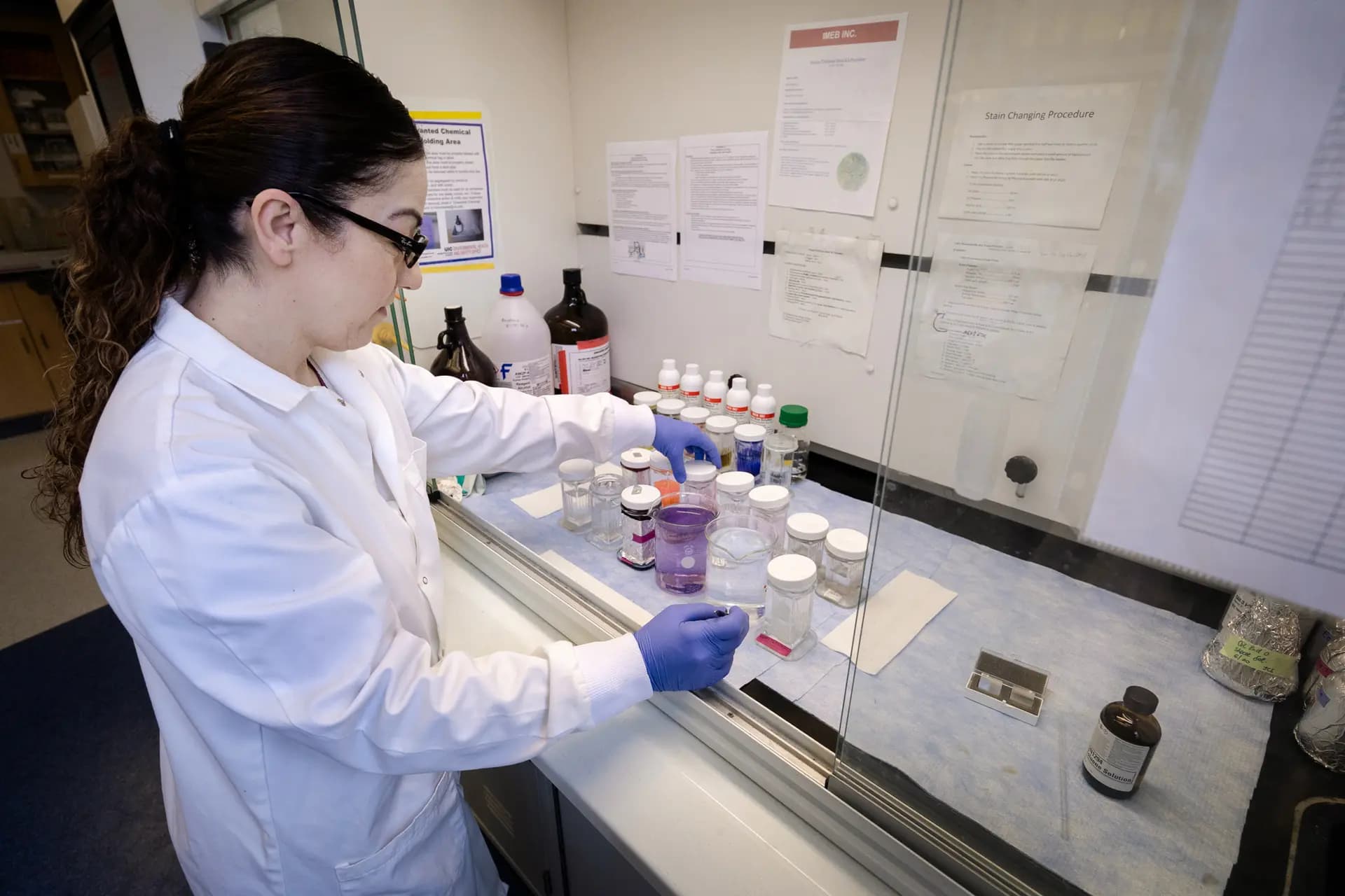Una investigadora estudia la cicatrización de heridas cutáneas en un laboratorio de la Universidad de Illinois Chicago en Chicago el 5 de marzo de 2025. El 5 de enero, una corte federal de apelaciones dictaminó que la administración Trump no podía limitar el porcentaje que los Institutos Nacionales de Salud pagan a los beneficiarios de subvenciones por gastos indirectos, incluidos los gastos administrativos y el mantenimiento de las instalaciones. (Scott Olson/Getty Images)