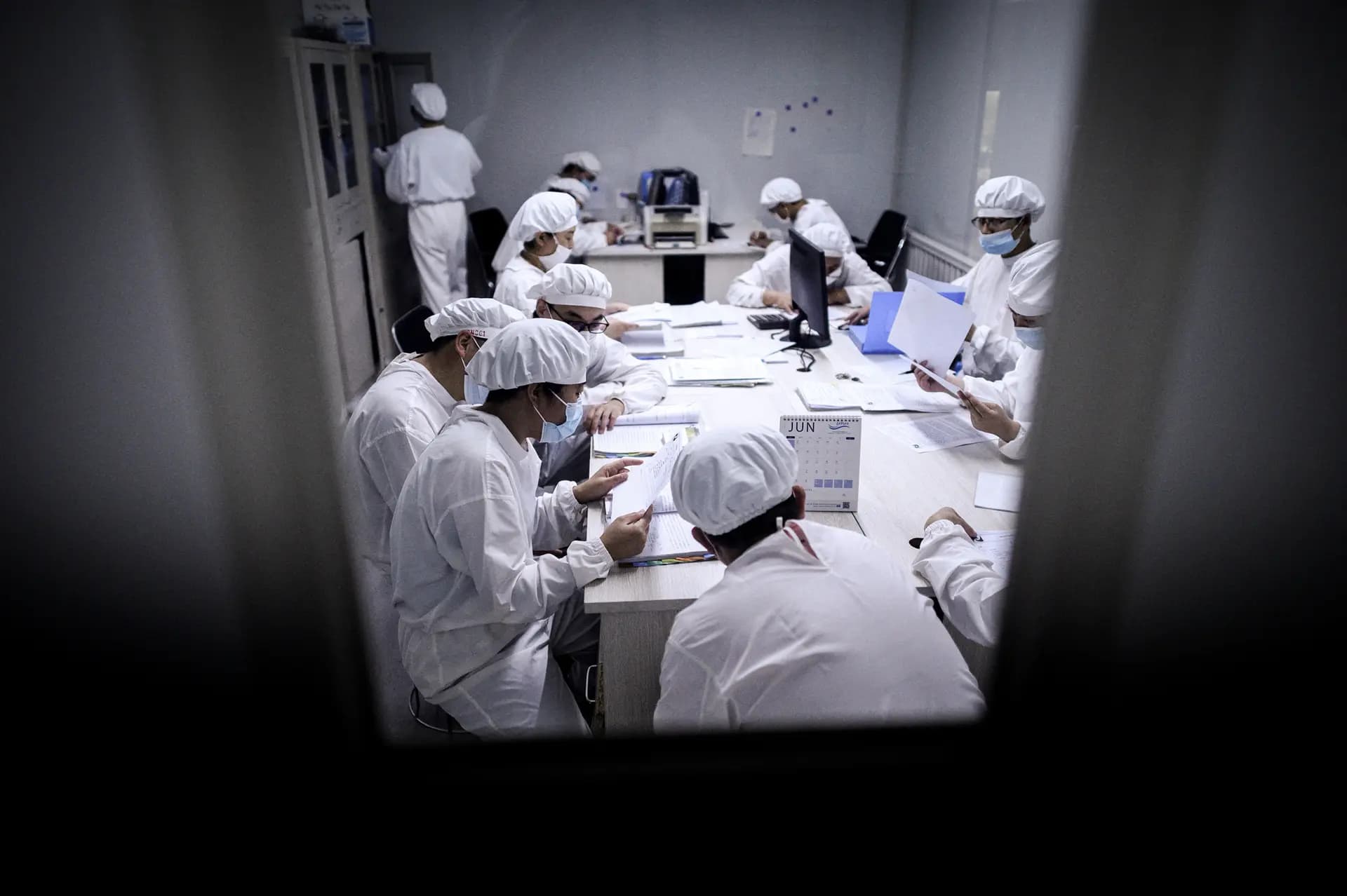 Investigadores trabajan en un laboratorio de Yisheng Biopharma en Shenyang, provincia de Liaoning, China, el 10 de junio de 2020. El Dr. Jay Bhattacharya afirmó que los Institutos Nacionales de Salud deben reforzar las medidas de seguridad que rigen las colaboraciones de investigación extranjeras, citando su trabajo anterior con el Instituto de Virología de Wuhan. (Noel Celis/AFP a través de Getty Images)