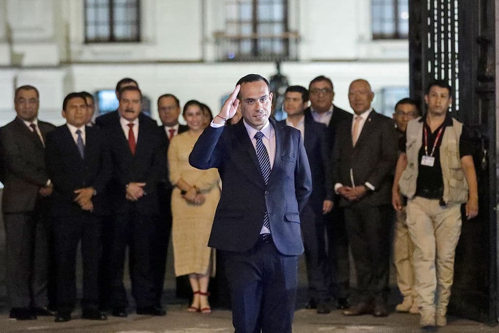<em>El presidente interino de Perú, José Jeri (centro), con su gabinete al fondo al salir del Palacio de Gobierno en Lima el 17 de febrero de 2026. Jeri, el séptimo jefe de estado del país en 10 años, fue acusado de la contratación irregular de varias mujeres en su gobierno, y una moción para destituirlo por acusaciones de tráfico de influencias recibió el respaldo de decenas de legisladores. (Foto de Connie FRANCE / AFP vía Getty Images)</em>