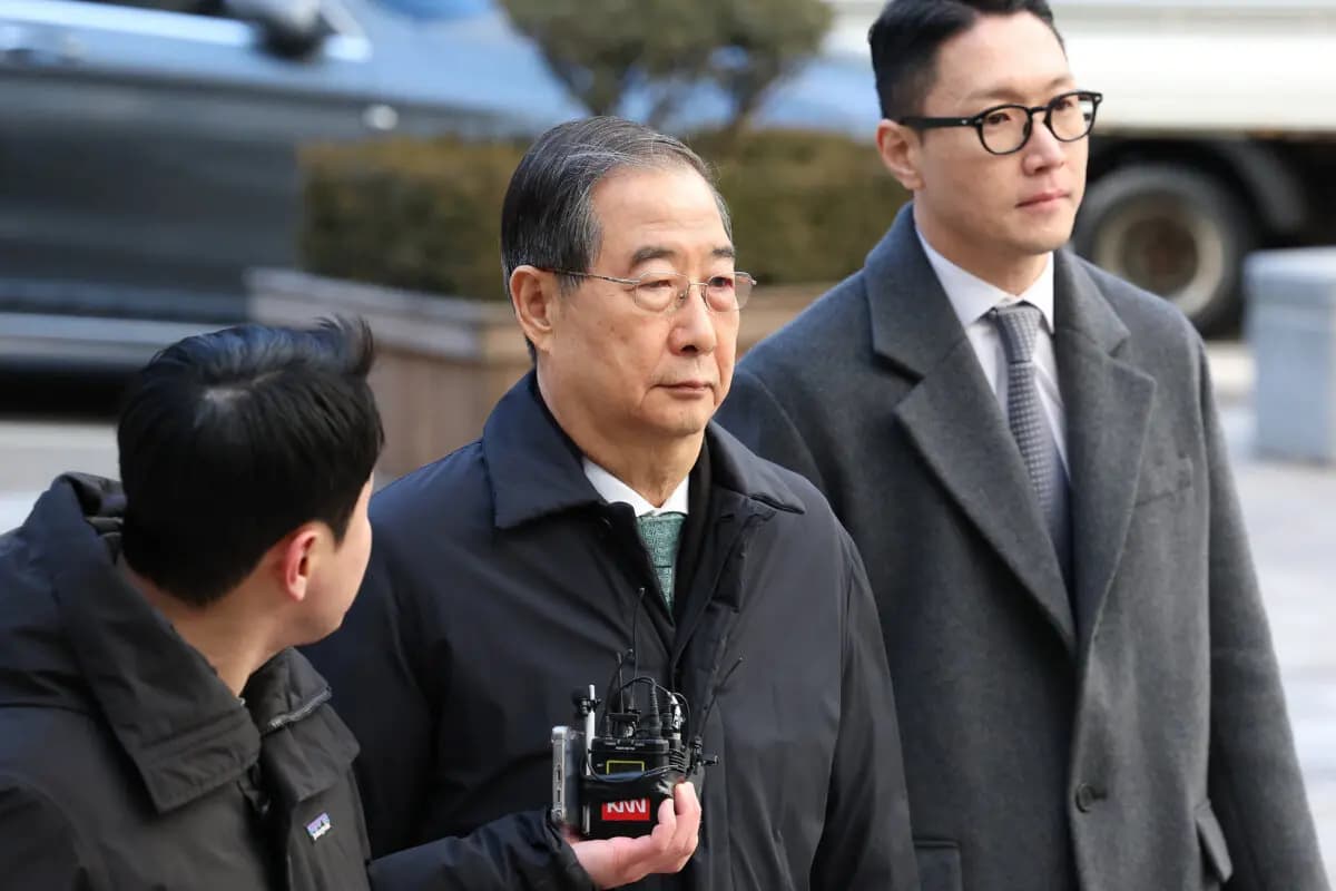 El exprimer ministro surcoreano Han Duck-soo (C) llega a la Corte Central del Distrito de Seúl para su primer juicio en el caso de insurrección el 21 de enero de 2026. (Chung Sung-Jun/AP Photo).