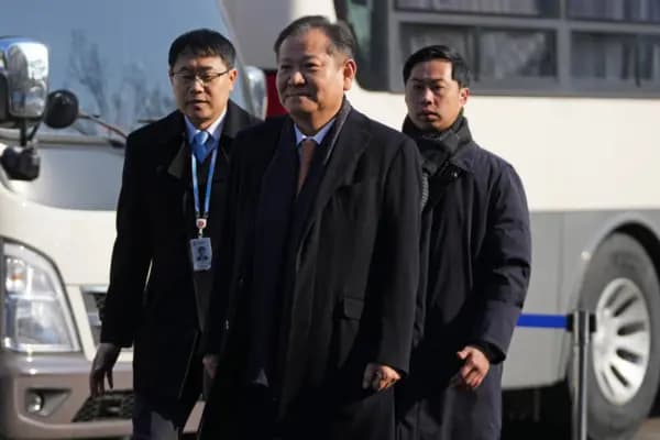 El exministro del Interior y Seguridad de Corea del Sur, Lee Sang-min (C), llega a la Corte Constitucional de Seúl el 11 de febrero de 2025. (Lee Jin-man/AP Photo).