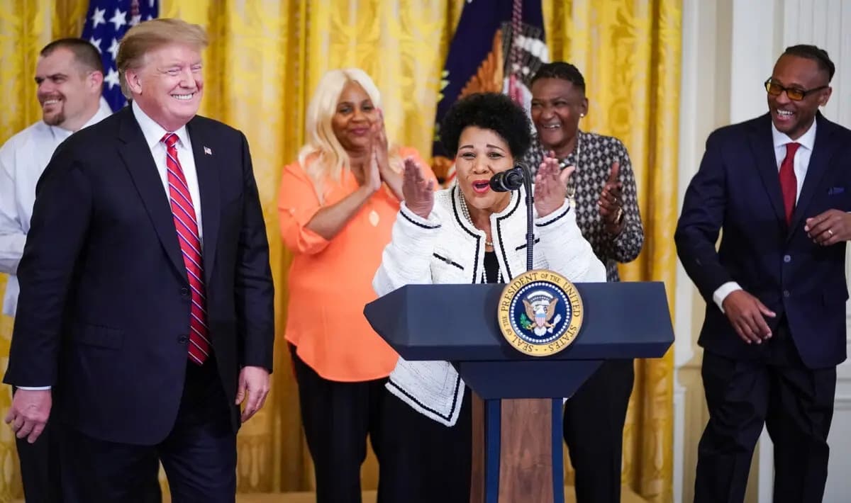 Alice Marie Johnson, cuya sentencia fue conmutada por el presidente Donald Trump tras cumplir 21 años de prisión por tráfico de cocaína, agradece a la prensa durante la celebración de la Ley del Primer Paso en el Salón Este de la Casa Blanca el 1 de abril de 2019. (Chip Somodevilla/Getty Images)