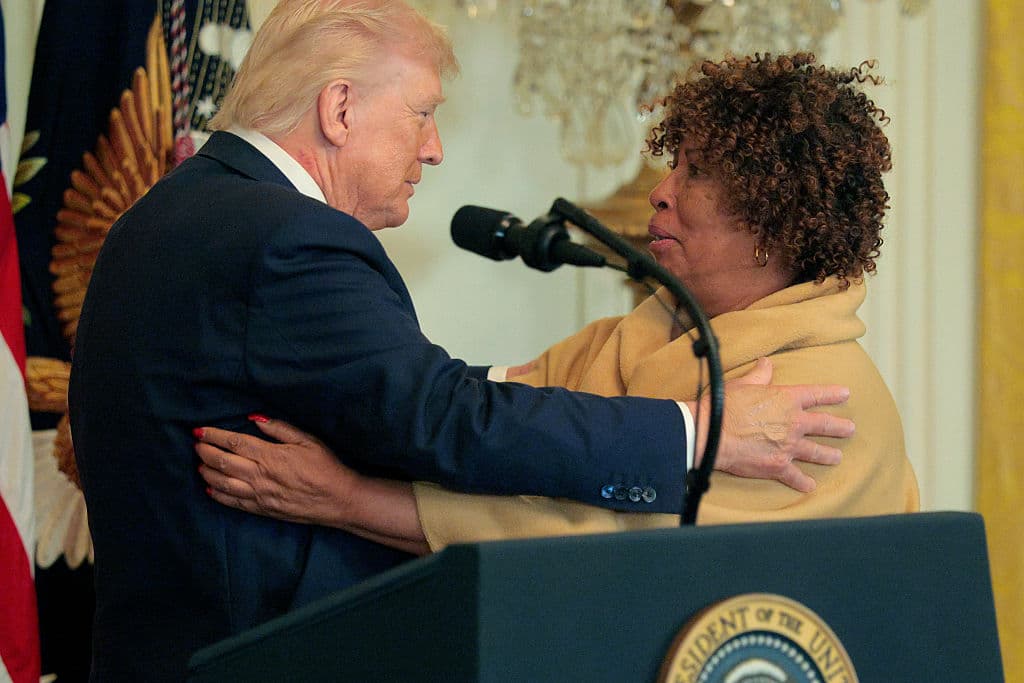 El presidente de los Estados Unidos, Donald Trump, abraza a Felicia Cook, residente en Washington D. C., que perdió a su nieto a causa de la violencia armada, durante una recepción con motivo del Mes de la Historia Afroamericana celebrada en el Salón Este de la Casa Blanca el 18 de febrero de 2026 en Washington D. C. (Chip Somodevilla/Getty Images)