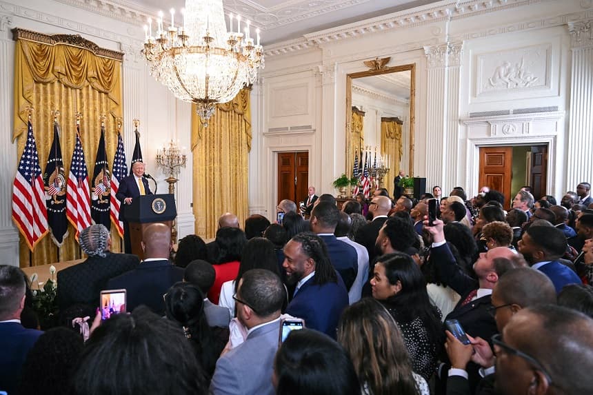 El presidente de Estados Unidos, Donald Trump, habla durante un evento del Mes de la Historia Afroamericana en el Salón Este de la Casa Blanca en Washington, D.C., el 18 de febrero de 2026. (SAUL LOEB / AFP a través de Getty Images)
