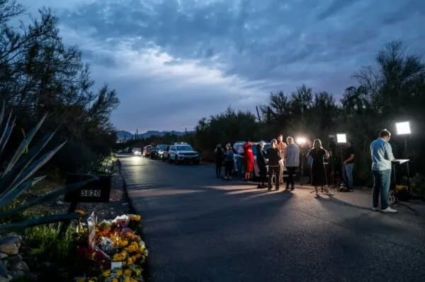 Miembros de los medios de comunicación entrevistan a residentes cerca de la entrada de la residencia de Nancy Guthrie en Tucson, Arizona, el 12 de febrero de 2026. (Brandon Bell/Getty Images)