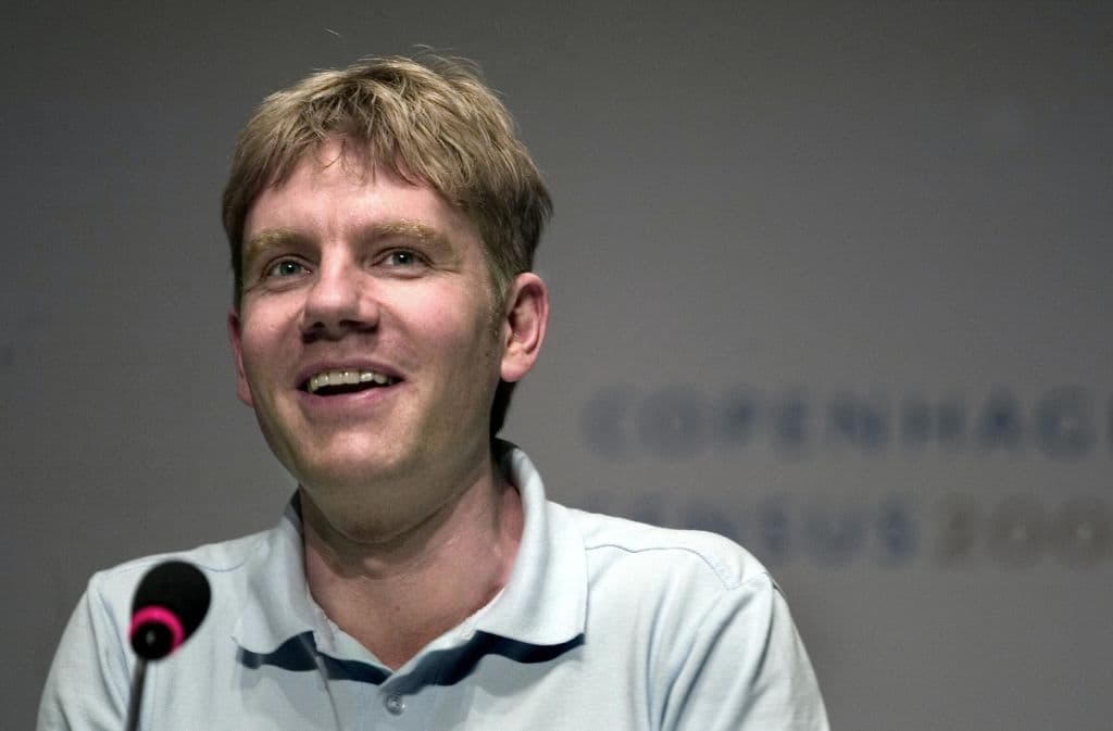 Bjorn Lomborg, presentador y director del Instituto de Evaluación Ambiental de Dinamarca, se reúne con los medios de comunicación el 24 de mayo de 2004, tras la primera jornada de la conferencia del Consenso de Copenhague en Copenhague. (Foto de THORKILD AMDI / SCANPIX / AFP) (Foto de THORKILD AMDI/SCANPIX/AFP a través de Getty Images)