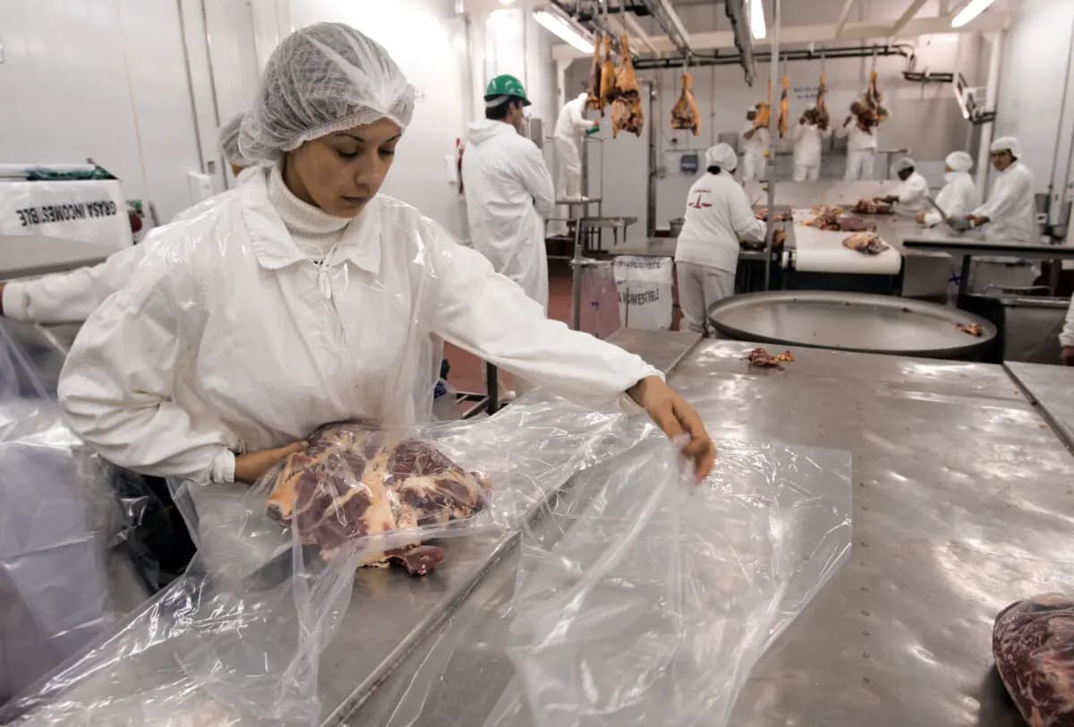 Los trabajadores preparan y envuelven cortes de carne para la exportación en una planta procesadora de carne en Buenos Aires, Argentina, en una foto de archivo. (Daniel García/AFP vía Getty Images).