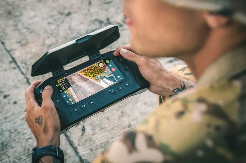 Un sargento del Ejército de Estados Unidos maneja un sistema aéreo no tripulado Anduril Ghost X durante el ejercicio Balikatan 25 en Itbayat, Filipinas, el 22 de abril de 2025. Aunque la inteligencia artificial se suele presentar como un multiplicador de fuerzas, los ejercicios de despliegue han dado resultados dispares, incluyendo bloqueos del sistema y un rendimiento impredecible del software fuera de entornos controlados. (Soldado de primera clase Peter Bannister/Ejército de Estados Unidos)