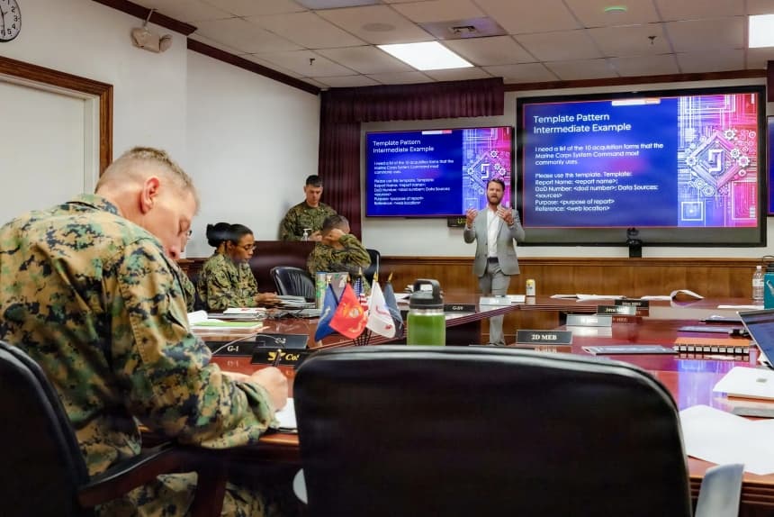 Un consultor imparte el Curso Avanzado de Mando de Inteligencia Artificial en la Base del Cuerpo de Marines de Camp Lejeune, en Carolina del Norte, el 12 de diciembre de 2025. (Lance Cpl. Payton Walley/Cuerpo de Marines de EE. UU.)