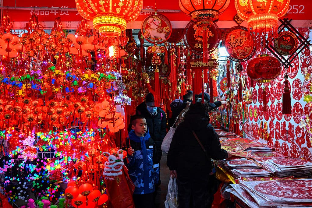 La gente compra adornos para el Festival de Primavera, la festividad de una semana que marca el inicio del Año Nuevo Lunar, durante una exposición en el Centro de Exposiciones Agrícolas de Pekín el 6 de febrero de 2026. (Foto de Adek BERRY / AFP vía Getty Images)