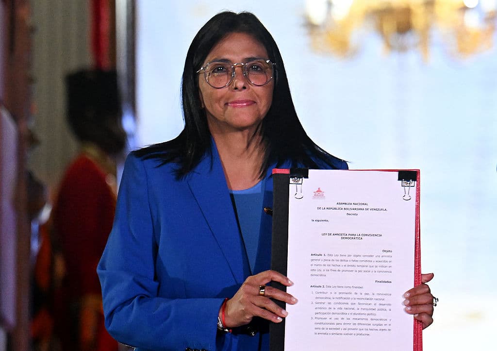 <em>La presidente interina de Venezuela, Delcy Rodríguez, sostiene la ley de amnistía aprobada por la Asamblea Nacional, en el Palacio de Miraflores, en Caracas, el 19 de febrero de 2026. (Juan BARRETO/AFP vía Getty Images)</em>