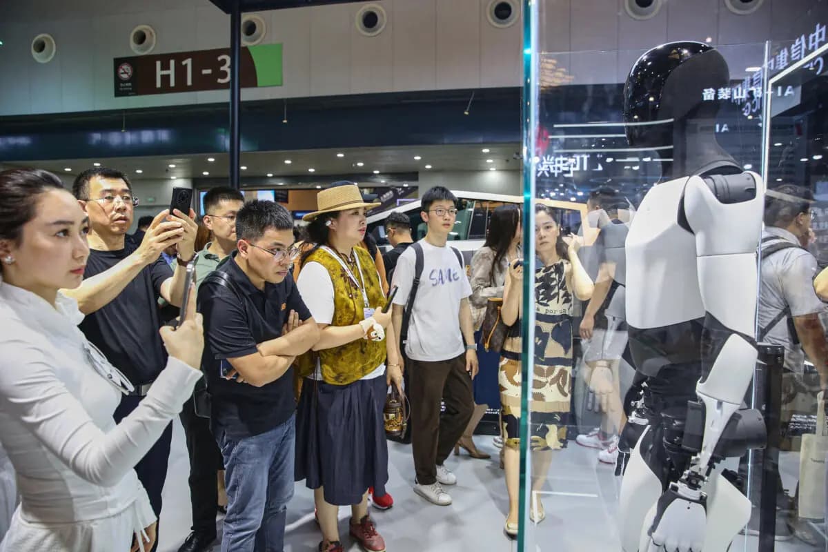Los visitantes observan el robot humanoide Optimus de Tesla en Shanghái, China, el 5 de julio de 2024. (STR/AFP a través de Getty Images).