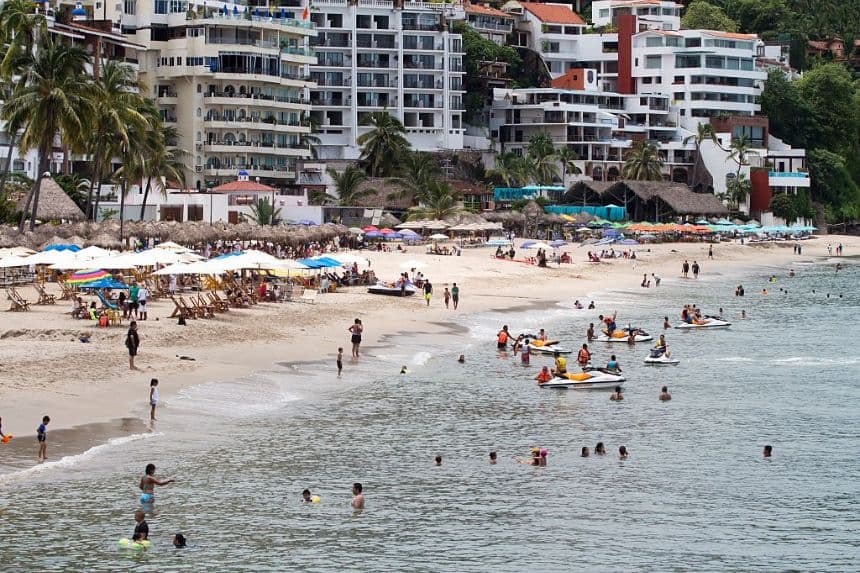 <em>La gente disfruta de la playa en la ciudad turística de Puerto Vallarta, en el estado occidental mexicano de Jalisco, el 18 de agosto de 2016. (HÉCTOR GUERRERO/AFP a través de Getty Images)</em>