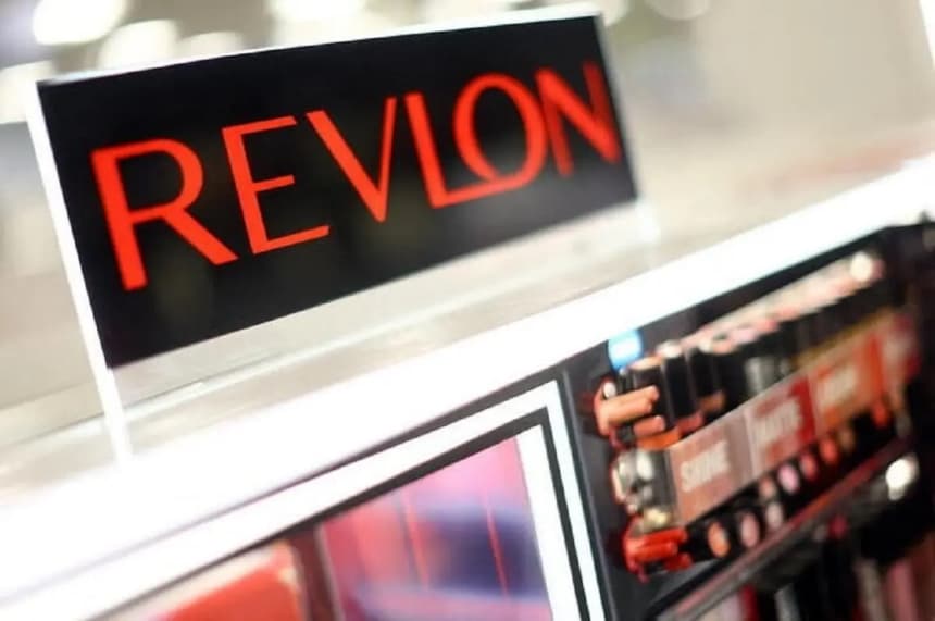 Cartel de Revlon en una tienda Boots en Londres, el 16 de junio de 2022. (Hannah McKay/Reuters)
