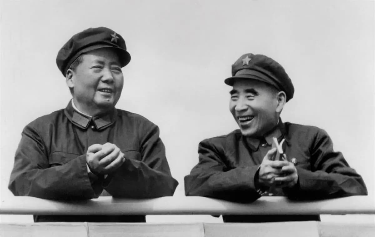 El antiguo líder chino Mao Zedong (izquierda) y su sucesor oficial, Lin Biao, en Beijing el 29 de julio de 1971. (AFP vía Getty Images).