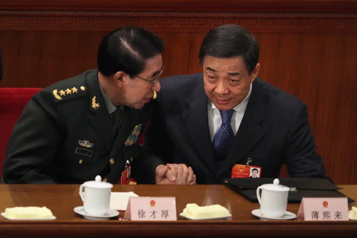 El entonces miembro del Politburó Bo Xilai (derecha) estrecha la mano de Xu Caihou, entonces vicepresidente de la Comisión Militar Central, tras la tercera reunión plenaria de la legislatura china, la Asamblea Popular Nacional, en el Gran Salón del Pueblo de Beijing, el 9 de marzo de 2012. Poco después de esa reunión, comenzó la caída política de Bo, quien fue acusado de corrupción. (Feng Li/Getty Images).