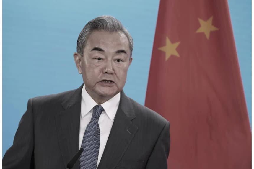 El ministro de Asuntos Exteriores chino, Wang Yi, habla con los medios tras las conversaciones en Berlín el 3 de julio de 2025. (Sean Gallup/Getty Images)