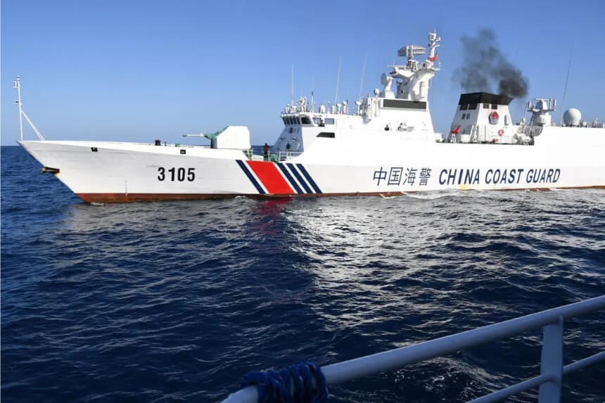 Un barco de la guardia costera china sigue al barco BRP Datu Tamblot de la Oficina Filipina de Pesca y Recursos Acuáticos cerca del banco de arena Scarborough controlado por China, en aguas en disputa del Mar de China Meridional, el 15 de febrero de 2024. (Ted Aljibe/AFP vía Getty Images)
