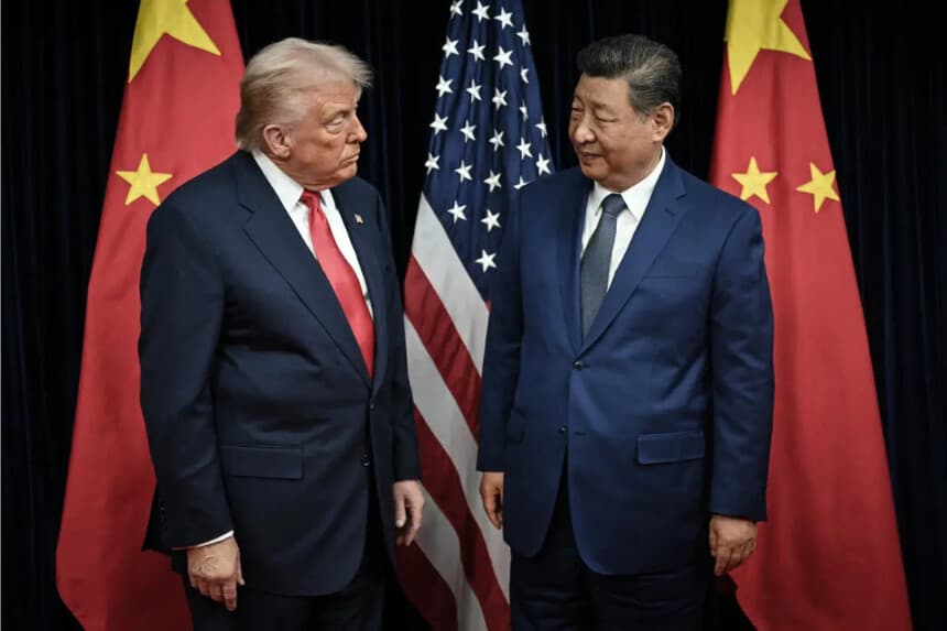 Estados Unidos El presidente Donald Trump y el líder chino Xi Jinping llegan para mantener conversaciones a la base aérea de Gimhae, junto al aeropuerto internacional de Gimhae en Busan, el 30 de octubre de 2025. (Andrew Caballero-Reynolds/AFP vía Getty Images)