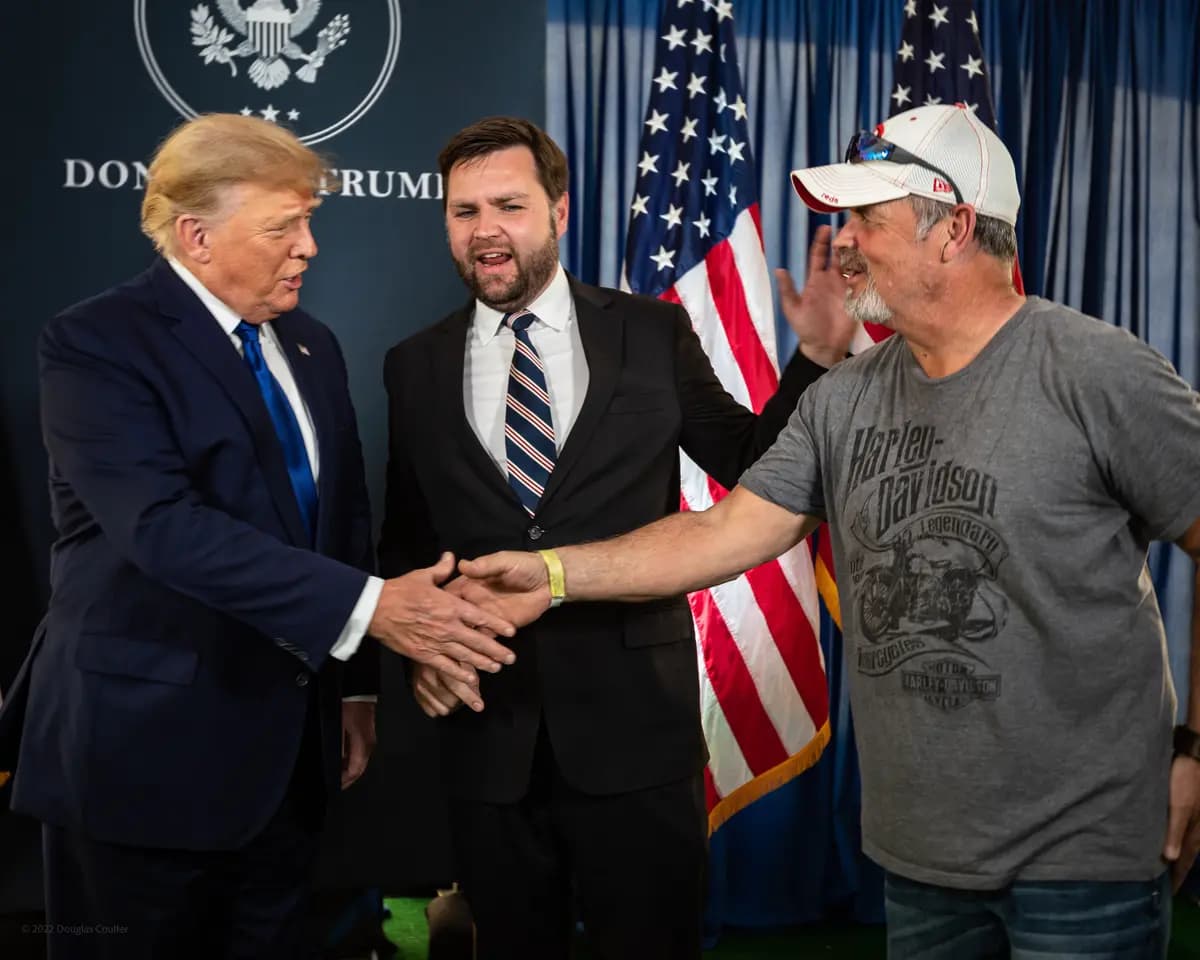 <em>El vicepresidente JD Vance aparece con su padre, Donnie Bowman, y el presidente Donald Trump en 2022. (Cortesía de Cheryl Bowman).</em>