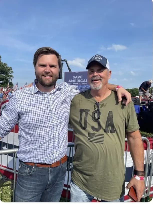 <em>El vicepresidente JD Vance y su padre, Donnie Bowman, estuvieron juntos a menudo durante la campaña de Vance para el Senado en 2022. (Cortesía de Cheryl Bowman).</em>