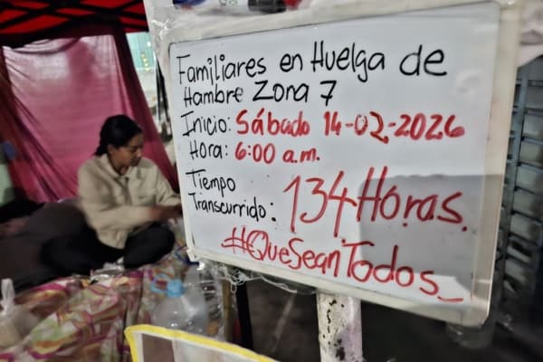 Un cartel muestra el conteo de horas de la huelga de hambre frente a la cárcel de la Zona 7 de la Policía Nacional Bolivariana (PNB) en Caracas, el 19 de febrero de 2026. (Yasmila Márquez/The Epoch Times)