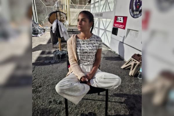 Yaxzodara Lozada, participa en la huelga de hambre frente a la cárcel de la Zona 7 de la Policía Nacional Bolivariana (PNB) en Caracas, el 19 de febrero de 2026. (Yasmila Márquez/The Epoch Times)
