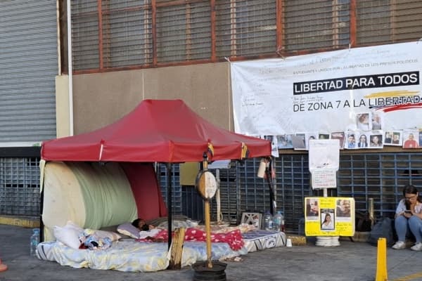 Imagen de la última familiar de un preso en la huelga de hambre frente a la cárcel de la Zona 7 de la Policía Nacional Bolivariana (PNB) en Caracas, el 19 de febrero de 2026. (Yasmila Márquez/The Epoch Times)