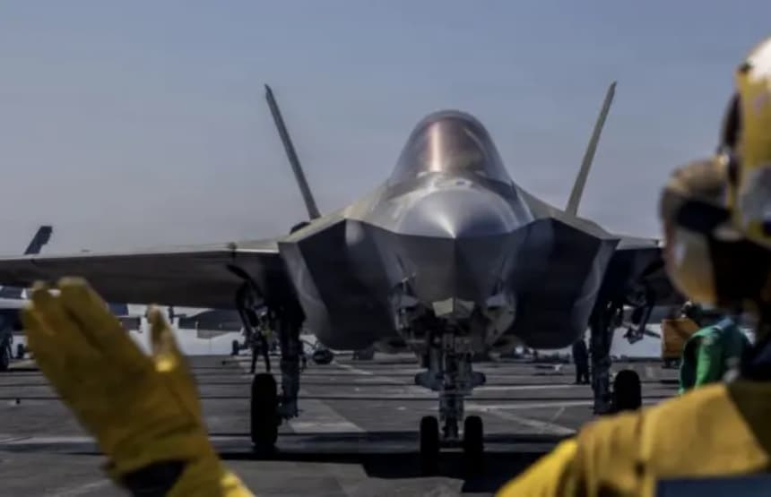 Un F-35C Lightning II, adscrito al Escuadrón de Ataque de Cazas Marinos 314, se prepara para despegar desde la cubierta de vuelo del portaaviones de clase Nimitz USS Abraham Lincoln (CVN 72) en el mar Arábigo, el 15 de febrero de 2026. (Marinero especialista en comunicación de masas Daniel Kimmelman/Marina de Estados Unidos a través de DVIDS)