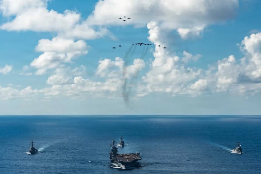 El Grupo de Ataque del Portaaviones Gerald R. Ford de la Marina de Estados Unidos, que incluye el buque insignia USS Gerald R. Ford, el USS Winston S. Churchill, el USS Mahan y el USS Bainbridge, navega hacia el mar Caribe bajo el escolta de F/A-18E/F Super Hornets y un B-52 Stratofortress de la Fuerza Aérea de Estados Unidos, en el océano Atlántico, el 13 de noviembre de 2025. (Marina de Estados Unidos/Contramaestre de tercera clase Gladjimi Balisage/Documento facilitado por Reuters)