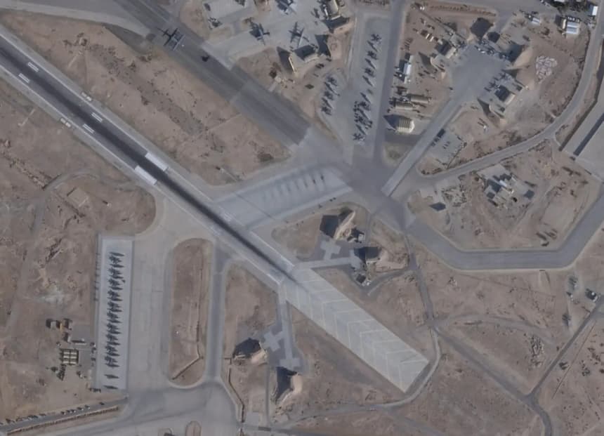 La imagen satelital muestra aviones F-15E, A-10 Thunderbolt y C-130 Hercules en la base aérea Muwaffaq Salti, en Al Azraq, Jordania, el 2 de febrero de 2026. (PLANET LABS PBC/Folleto vía Reuters)