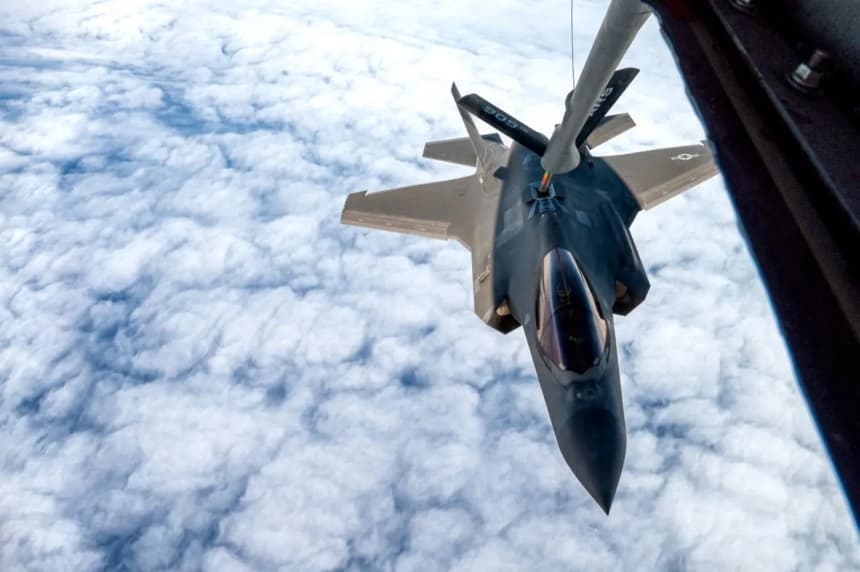 Un F-35A Lightning II de la Fuerza Aérea de Estados Unidos realiza un reabastecimiento aéreo con un KC-135 Stratotanker asignado al 909.º Escuadrón de Reabastecimiento Aéreo durante un ejercicio local sobre el océano Pacífico, el 17 de noviembre de 2025. (Soldado de primera clase Arnet Tamayo/Fuerza Aérea de Estados Unidos a través de DVIDS)